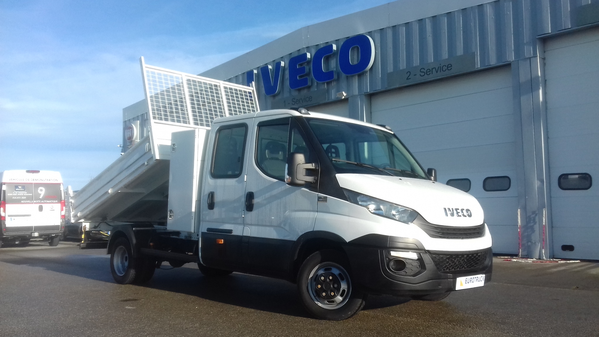 IVECO BENNE COFFRE 6 PLACES 35C14