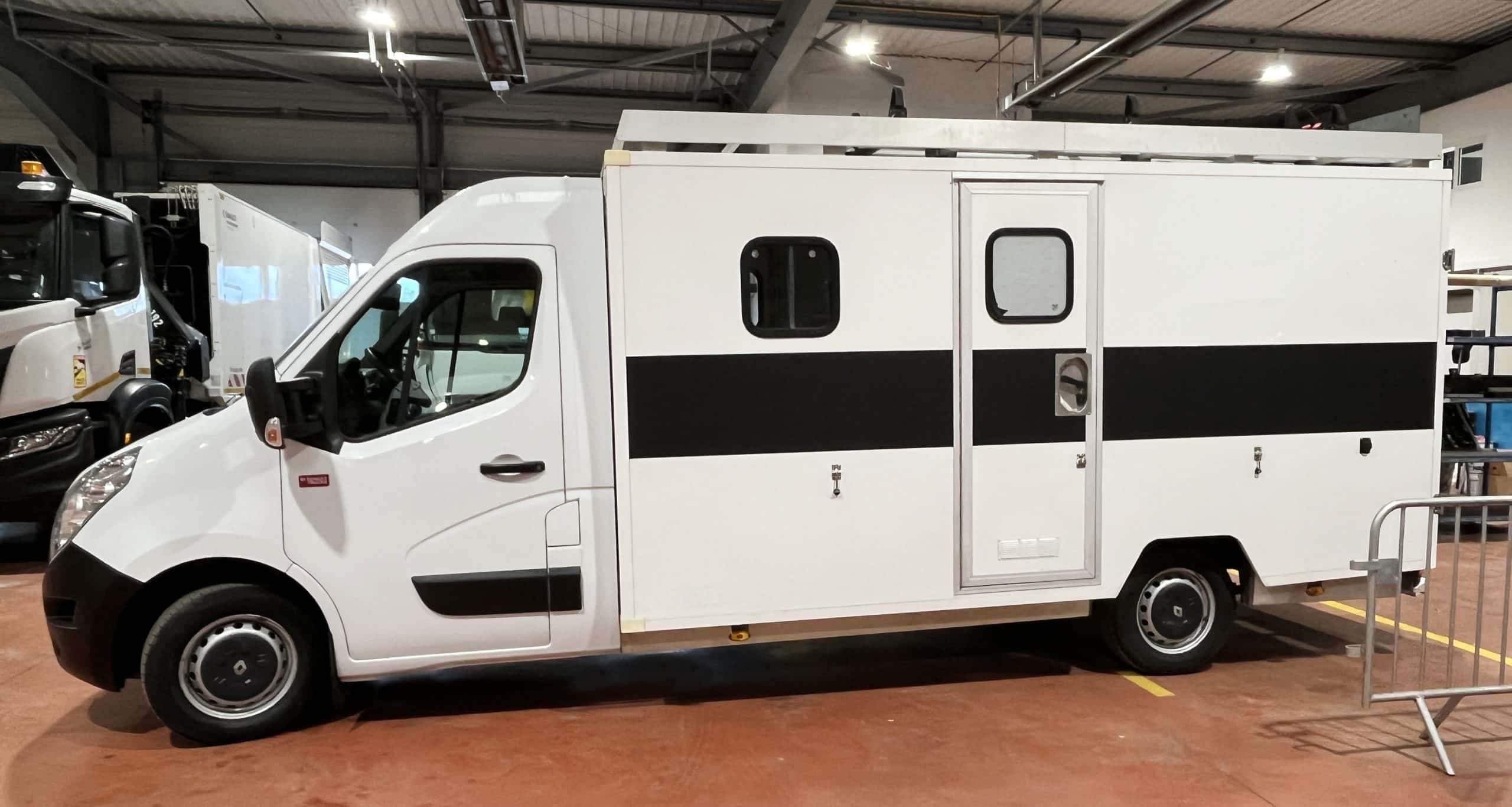 RENAULT MASTER BASE DE VIE CANTINIERE